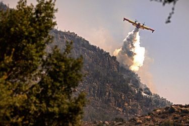 Des Canadair balancent de l'eau pour mettre fin aux incendies qui ravagent la région de Chefchaouen, au Maroc, le 16 août 2021.