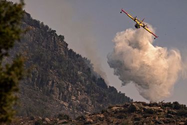Des Canadair balancent de l'eau pour mettre fin aux incendies qui ravagent la région de Chefchaouen, au Maroc, le 16 août 2021.