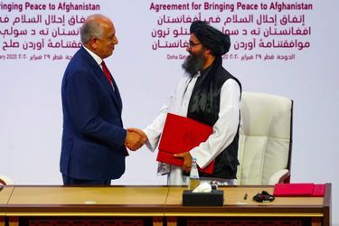 Lors de la signature de l'accord entre Zalmay Khalilzad et Abdul Ghani Baradar à Doha, au Qatar, le 29 février 2020.