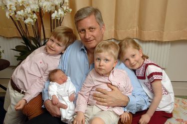 Le prince Gabriel de Belgique avec son père, ses soeurs et son frère, le 18 avril 2008