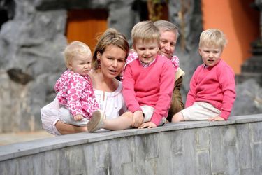 Le prince Gabriel de Belgique avec ses parents, ses soeurs et son frère, le 18 juillet 2009