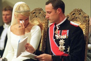 Mette-Marit Tjessem Høiby et le prince Haakon de Norvège, à Oslo le 25 août 2001, jour de leur mariage