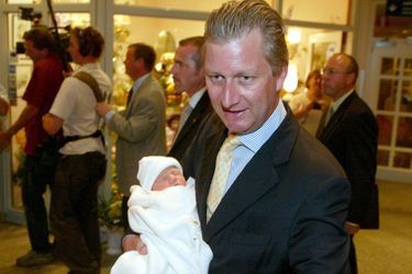 Le prince Gabriel de Belgique avec son père le prince Philippe, le 24 août 2003