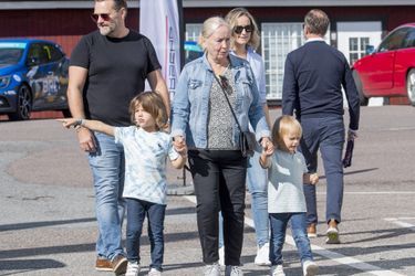 Les princes Alexander et Gabriel de Suède avec leur grand-mère Marie Hellqvist et leur tante Lina sur le circuit de Gelleråsen à Karlskoga, le 21 août 2021