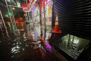 Des trombes d&#039;eau sont tombées à partir de 21H30 (01H30 GMT) sur New York, où le NWS a tweeté plusieurs vidéos de rues inondées, dans les arrondissements de Brooklyn et du Queens, rendant la circulation automobile impossible.