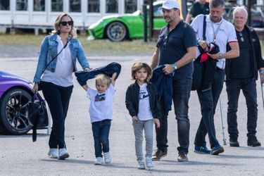 Les princes Alexander et Gabriel de Suède avec leur tante Lina Hellqvist sur le circuit de Gelleråsen à Karlskoga, le 20 août 2021