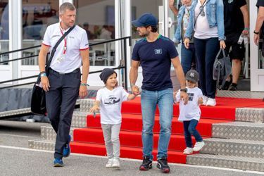 Le prince Carl Philip de Suède et ses fils aînés les princes Alexander et Gabriel sur le circuit de Gelleråsen à Karlskoga, le 20 août 2021