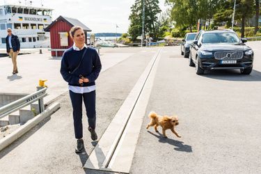 La princesse héritière Victoria de Suède et son chien Rio sur l'île d'Utö, le 24 août 2021
