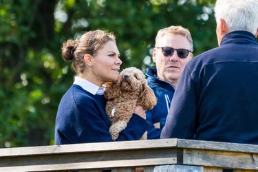 La princesse héritière Victoria de Suède sur l'île d'Utö avec son chien Rio, le 24 août 2021