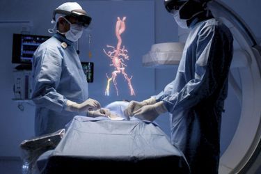 Lors d’opérations peu invasives,  grâce aux lunettes HoloLens de Microsoft,  les chirurgiens voient sous forme de réalité augmentée l’intérieur du patient opéré et peuvent ainsi être guidés dans leurs gestes.