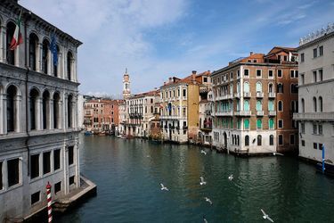 La cité de Venise ressemble à une ville fantôme.