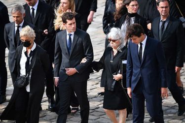 L&#039;émotion de la famille de Jean-Paul Belmondo lors de l&#039;hommage aux Invalides, le 9 septembre 2021.