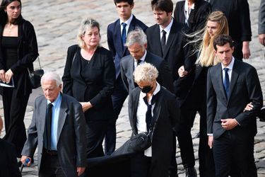 L&#039;émotion de la famille de Jean-Paul Belmondo lors de l&#039;hommage aux Invalides, le 9 septembre 2021.
