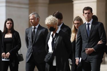 L'émotion de la famille de Jean-Paul Belmondo lors de l'hommage aux Invalides, le 9 septembre 2021.