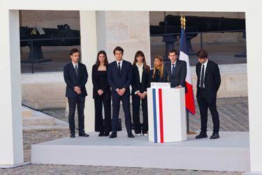 L'émotion de la famille de Jean-Paul Belmondo lors de l'hommage aux Invalides, le 9 septembre 2021. Ici, ses petits-enfants et sa fille Stella pendant le discours prononcé par Victor Belmondo.