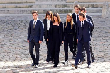 L'émotion de la famille de Jean-Paul Belmondo lors de l'hommage aux Invalides, le 9 septembre 2021. Ici, ses petits-enfants et sa fille Stella.
