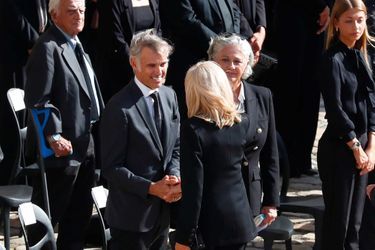 L'émotion de la famille de Jean-Paul Belmondo lors de l'hommage aux Invalides, le 9 septembre 2021. Ici, Brigitte Macron saluant Paul Belmondo.