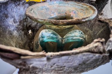 Les urnes crématoires trouvées dans la tombe.