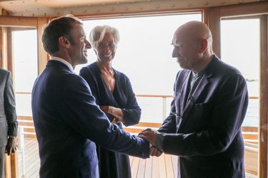 Emmanuel Macron, Christine Lagarde et Sebastião Salgado, lors d'un déjeuner au restaurant Le Peron, sur la Corniche Kennedy à Marseille, à l'occasion du congrès mondial de l'UICN, vendredi 3 septembre 2021. 