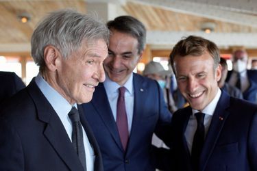Harrison Ford, Emmanuel Macron et le Premier ministre grec Kyriakos Mitsotakis lors d'un déjeuner au restaurant Le Peron, sur la Corniche Kennedy à Marseille, à l'occasion du congrès mondial de l'UICN, vendredi 3 septembre 2021.