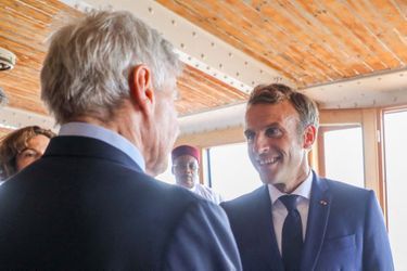 Harrison Ford et Emmanuel Macron lors d'un déjeuner au restaurant Le Peron, sur la Corniche Kennedy à Marseille, à l'occasion du congrès mondial de l'UICN, vendredi 3 septembre 2021.