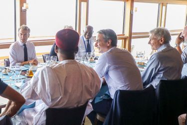 Harrison Ford et Emmanuel Macron lors d'un déjeuner au restaurant Le Peron, sur la Corniche Kennedy à Marseille, à l'occasion du congrès mondial de l'UICN, vendredi 3 septembre 2021.
