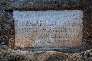 L'inscription sur la tombe du défunt.