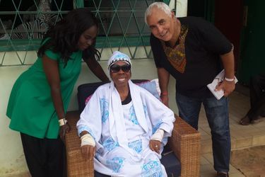Jean-Michel Denis et son épouse Pélagie (à g.) en visite chez la chorégraphe ivoirienne Marie-Rose Guiraud à Abidjan en 2018