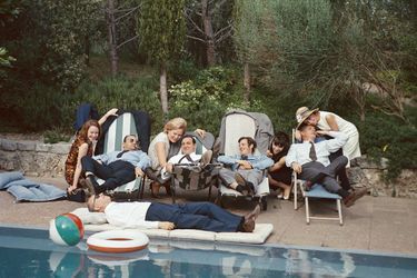 Jean-Paul Belmondo avec tous ses amis du cinéma français à Cannes en 1964.