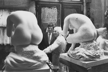 Jean-Paul Belmondo dans l&#039;atelier de sculpture de son père, Paul Belmondo. 1960.