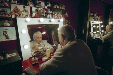 Jean-Paul Belmondo dans sa loge du théâtre des Variétés, octobre 1996.