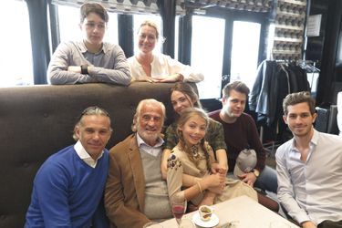 Jean-Paul Belmondo fête ses 83 ans entouré de tout son clan, à Paris, avril 2016.