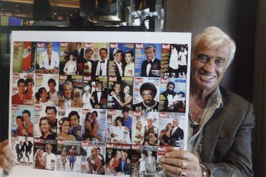 Jean-Paul Belmondo pose derrière les 28 couvertures de Paris Match, 2009