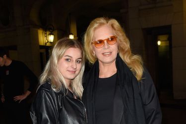 Sylvie Vartan avec sa fille Darina à Paris en septembre 2017