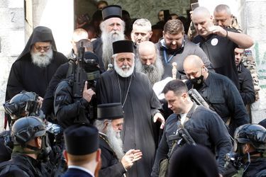 Heurts entre police et manifestants qui tentaient d'empêcher l'intronisation du nouveau chef de l'Eglise orthodoxe serbe Joanikije à Cetinje, au Monténégro, le 5 septembre 2021.