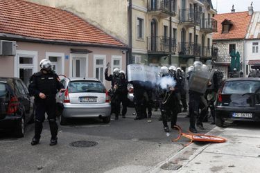 Heurts entre police et manifestants qui tentaient d'empêcher l'intronisation du nouveau chef de l'Eglise orthodoxe serbe Joanikije à Cetinje, au Monténégro, le 5 septembre 2021.