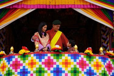 La roi et la reine du Bhoutan avec leur fils aîné au Centre d&#039;entraînement militaire (MTC) de Tencholing, le 19 août 2021
