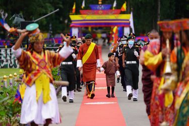 La roi du Bhoutan Jigme Khesar Namgyel Wangchuck avec son fils aîné et héritier le prince Jigme Namgyel au Centre d&#039;entraînement militaire (MTC) de Tencholing, le 19 août 2021