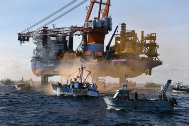 7 mai 2021, lors des débuts du chantier, les marins pêcheurs bretons bravent l’interdiction de naviguer à moins de 500 mètres et lancent des fumigènes. 