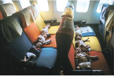 Des bébés dans un avion pour les États-Unis, en avril 1975, lors de l’opération d’évacuation Babylift ordonnée par le président Ford.