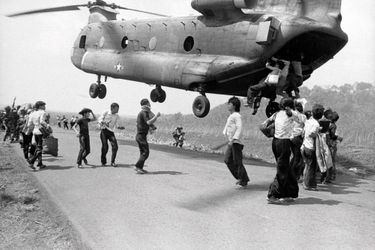 Le 14 avril 1975, 60 kilomètres au nord-est de Saigon : alors qu’un hélicoptère Chinook de l’US Army décolle, des civils tentent d’embarquer.