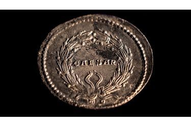Médaillon en argent de Constantin Ier, portant la mention «CAESAR» dans une couronne de lauriers, frappé à Trèves en 336.