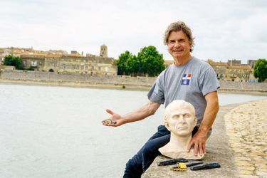 Luc Long avec une copie du buste et quelques-unes de ses trouvailles, à Arles le 12 juillet.