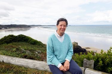 SON COMBAT DEPUIS DIX ANS La militante écologiste Katherine Poujol est passée de pro- à anti-éoliennes. Devant la plage de Caroual, à Erquy, où des câbles électriques arriveront de la mer et seront enterrés.
