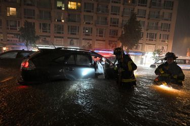 Pour &quot;la première fois&quot; à New York, l&#039;état &quot;d&#039;urgence inondations&quot; a été décrété par le service météorologique national (National Weather Service) pour la mégapole et ses immenses banlieues.