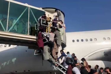 Des Afghans tentent tout pour fuir leur pays. Ici à l'aéroport de Kaboul, le 16 août 2021. 