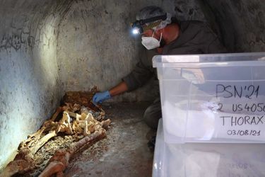 Les restes momifiés découverts dans une sépulture située au cœur de la nécropole romaine de Porta Nocera, à Pompéi.