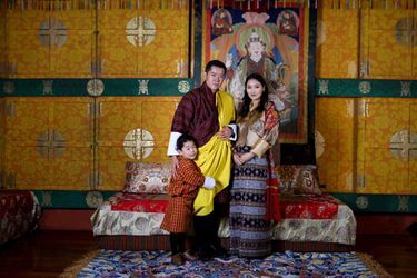 Le roi du Bhoutan Jigme Khesar Namgyel Wangchuck, la reine Jetsun Pema et leur fils le prince Jigme Namgyel. Photo diffusée le 29 février 2020 