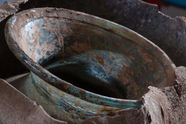 Les urnes crématoires trouvées dans la tombe.