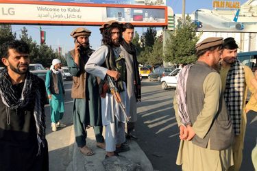 Des Afghans tentent tout pour fuir leur pays.